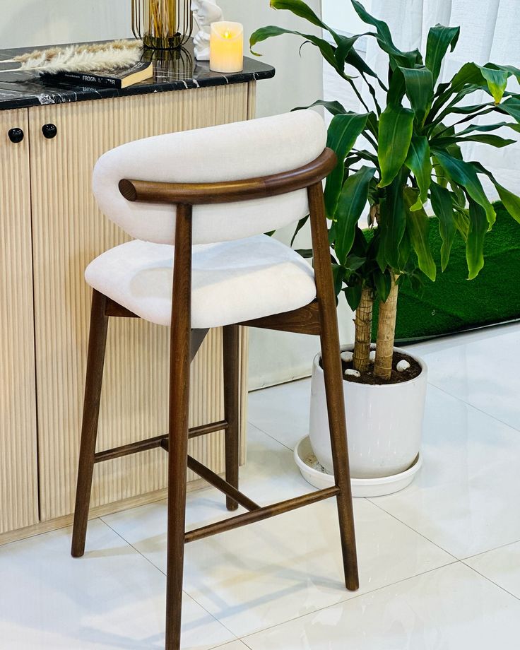 Chaise de bar design en bois massif
